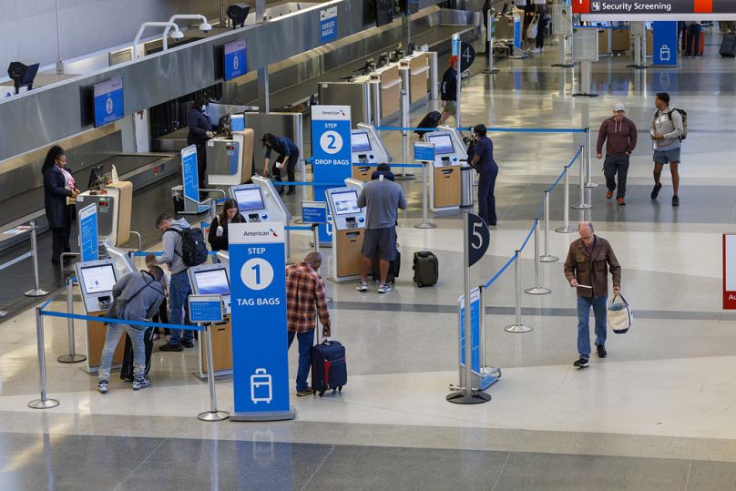 Les voyageurs s'enregistrent alors que les vols à destination de Tampa, en Floride, sont annulés en raison de l'ouragan Milton mercredi à l'aéroport international de Philadelphie.