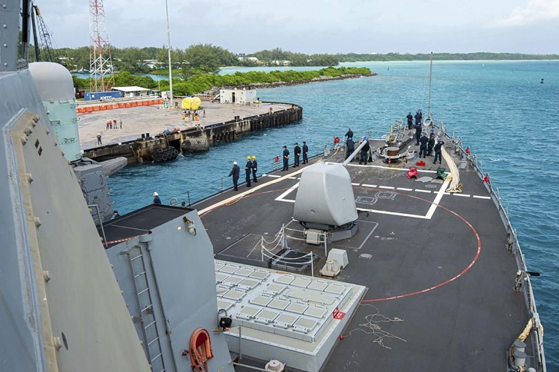 Cette photo fournie par l'US Navy le 11 février 2023 montre des marins de l'US Navy à bord de l'USS Paul Hamilton (DDG 60) lors d'une escale de routine au port de Diego Garcia.