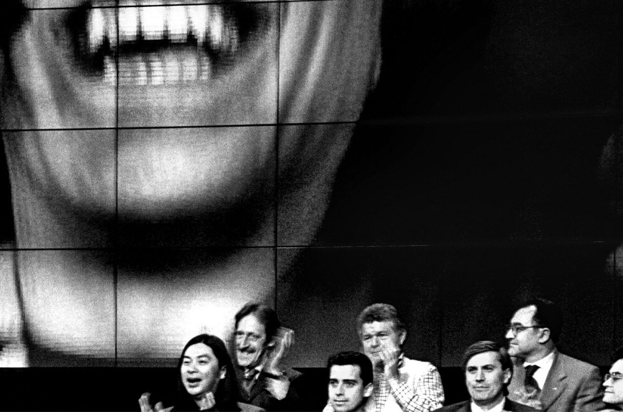 Le public rit lors d'un enregistrement live de Quelli del calcio, une émission sportive populaire de la Rai, Milan, 1997.