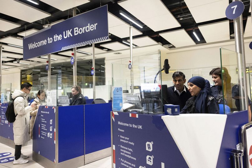 L'ancien Premier ministre britannique Rishi Sunak rencontre le personnel des forces frontalières à l'aéroport de Gatwick