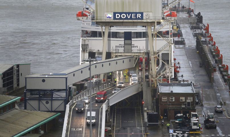 Les camions arrivent à bord du ferry DFDS Dover Seaways au port de Douvres dans le Kent, en Angleterre,