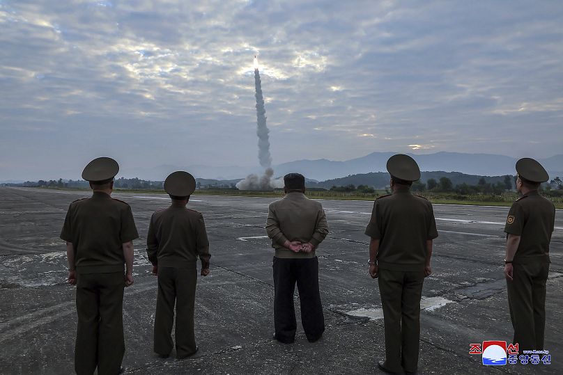 Le dirigeant nord-coréen Kim Jong Un, au centre, supervise le lancement d'un missile balistique dans un lieu tenu secret en Corée du Nord, le 18 septembre 2024.