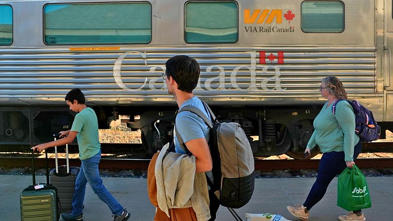 Les passagers se préparent à monter à bord d'un train le jeudi 8 août 2024, à Churchill, au Manitoba. 