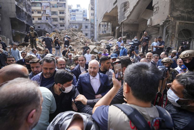 Le président du Parlement iranien, Mohammad Bagher Qalibaf, visite le site de la frappe aérienne israélienne de jeudi à Beyrouth, au Liban, le samedi 12 octobre 2024. 