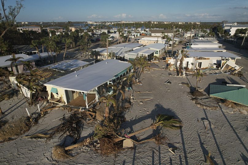 Les dégâts causés par l'ouragan Milton sont visibles dans une communauté de maisons mobiles à Manasota Key, le 13 octobre 2024.