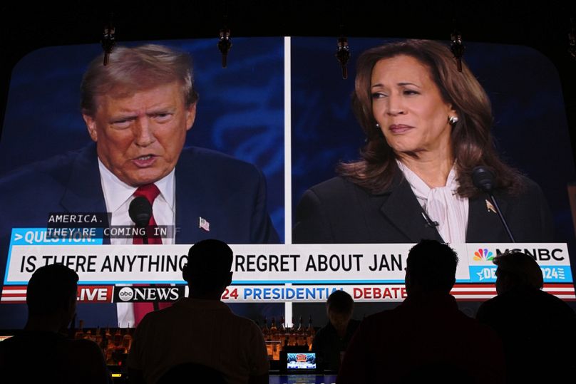 Des spectateurs regardent le débat présidentiel entre Donald Trump et Kamala Harris à Las Vegas, le 10 septembre 2024.