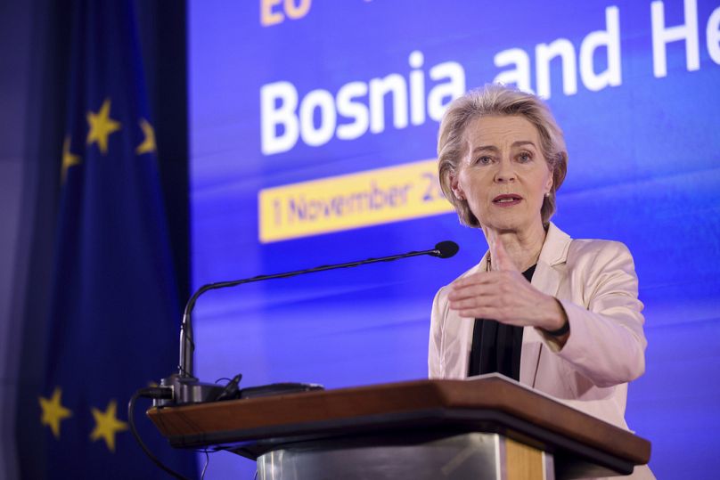 La présidente de la Commission européenne, Ursula von der Leyen, s'adresse aux médias lors d'une conférence de presse conjointe avec le président du Conseil des ministres de Bosnie-Herzégovine 