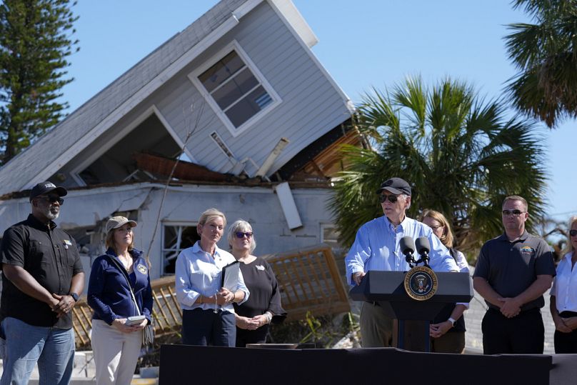 Le président Joe Biden s'exprime dimanche devant un bâtiment endommagé à St. Pete Beach, en Floride, lors d'une visite des zones touchées par l'ouragan Milton.