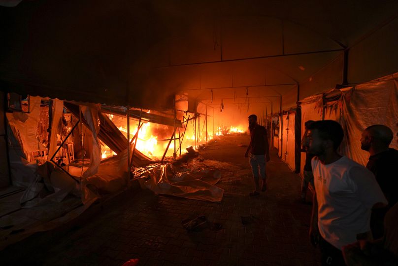 Les Palestiniens réagissent à un incendie après qu'une frappe israélienne a touché une zone de tentes dans la cour de l'hôpital des martyrs d'Al Aqsa à Deir al Balah, dans la bande de Gaza.