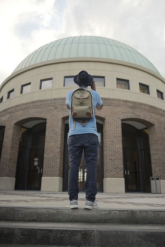 Johny Pitts devant le Birmingham Civil Rights Institute.