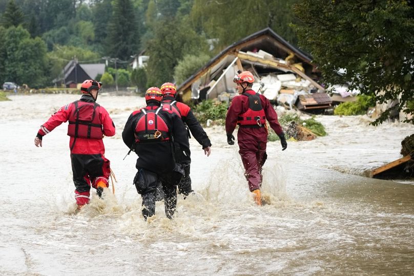 Des pompiers traversent une route inondée à Jesenik, en République tchèque, après les inondations qui ont frappé certaines parties de l'Europe centrale en septembre.