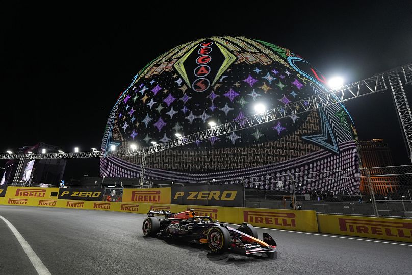   Le pilote Red Bull Max Verstappen, des Pays-Bas, passe devant la Sphère lors de la course automobile du Grand Prix de Formule 1 de Las Vegas, le 18 novembre 2023, à Las Vegas.