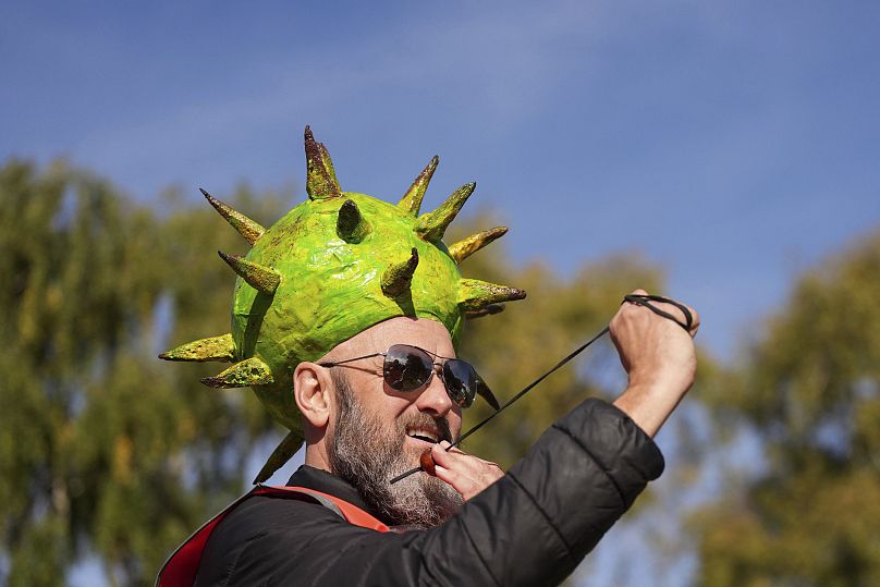 Le concurrent Neil Morbey portant un chapeau sur le thème du conker participe aux Championnats du monde annuels de conker - 13 octobre 2024