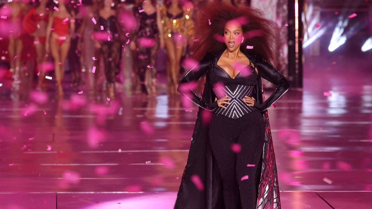 Tyra Banks défile lors du défilé de mode Victoria's Secret