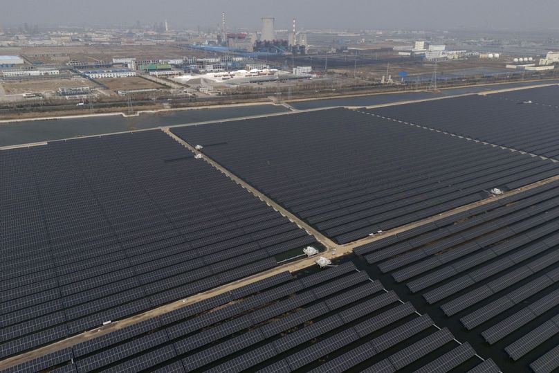   Un parc solaire fonctionne près d'une usine chimique à la périphérie de Weifang, dans la province du Shandong, dans l'est de la Chine. 