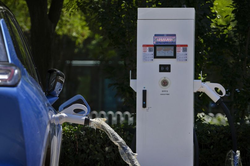 Un véhicule électrique chinois se recharge à Pékin, en Chine