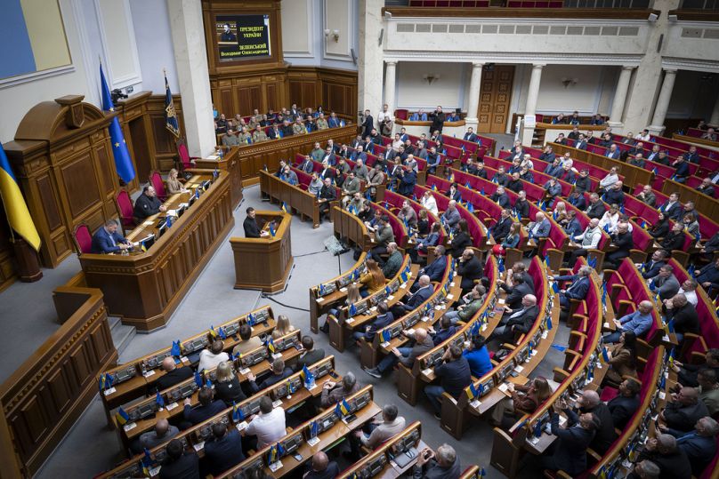 Le président Volodymyr Zelenskyy s'adresse aux parlementaires de la Verkhovna Rada à Kiev, en Ukraine, le 16 octobre 2024.