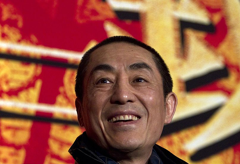 Zhang Yimou sourit lors d'une conférence de presse pour promouvoir son nouveau film à Pékin, 2010