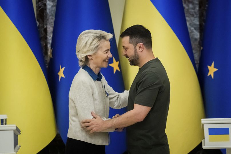 Ursula von der Leyen, présidente de la Commission européenne, salue le président ukrainien Volodymyr Zelenskyy, à l'issue d'une conférence de presse conjointe à Kiev, en septembre 2024.