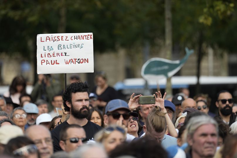 Les gens se rassemblent pour exiger la libération du militant Paul Watson de la prison du Groenland à Paris.