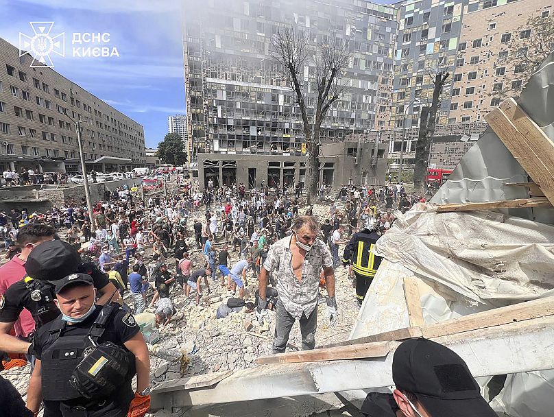 Sur cette photo publiée par les services d'urgence de l'État ukrainien, des personnes et des sauveteurs travaillent sur le site de l'hôpital pour enfants d'Okhmatdyt touché par des missiles russes, à Kiev, en Ukraine.