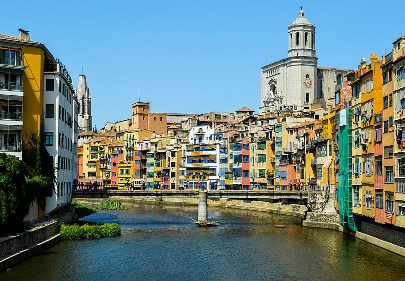 Une promenade le long de la rivière Onyar est l'une des expériences les plus pittoresques que vous puissiez vivre à Gérone.