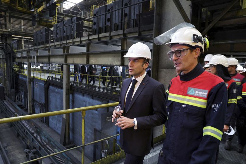 Le président français Emmanuel Macron visite l'usine Aluminium Dunkerque à Dunkerque, mai 2023