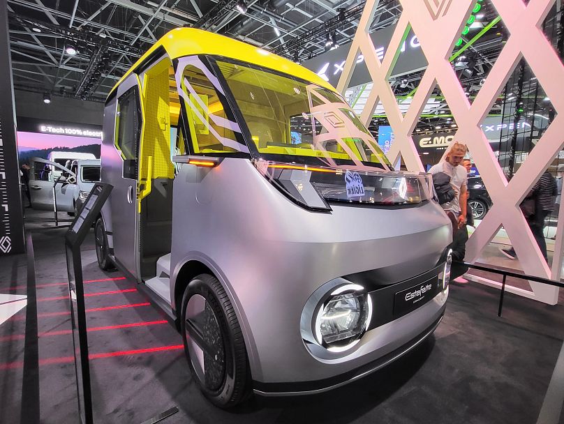 La Renault Estafette, le nouveau camion de livraison de l'entreprise française, sur le parquet du Mondial de l'Automobile de Paris 2024. 