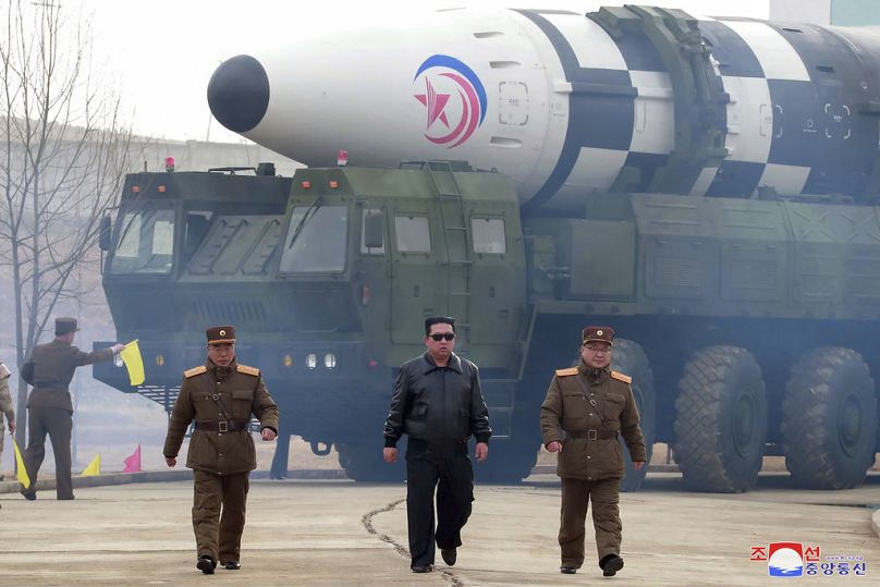   Kim Jong Un se promène autour de ce qu'il dit être un missile balistique intercontinental (ICBM) Hwasong-17 sur le lanceur dans un lieu non divulgué en Corée du Nord, le 24 mars 2022.