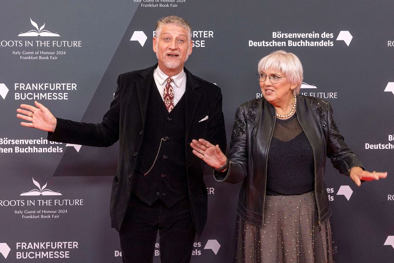 Le ministre italien de la Culture, Alessandro Giuli, à gauche, et la ministre d'État allemande à la Culture, Claudia Roth, foulent le tapis rouge lors de la cérémonie d'ouverture de la foire.