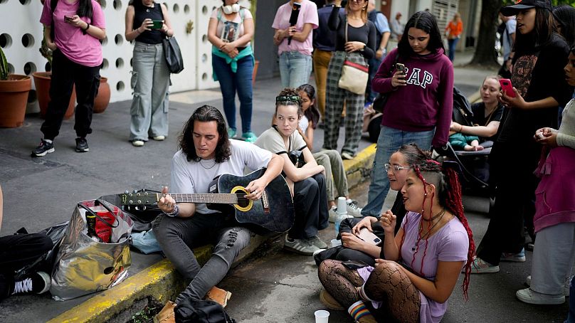 Les fans chantent en l'honneur de l'ancien chanteur des One Direction, Liam Payne, devant l'hôtel où il a été retrouvé mort.