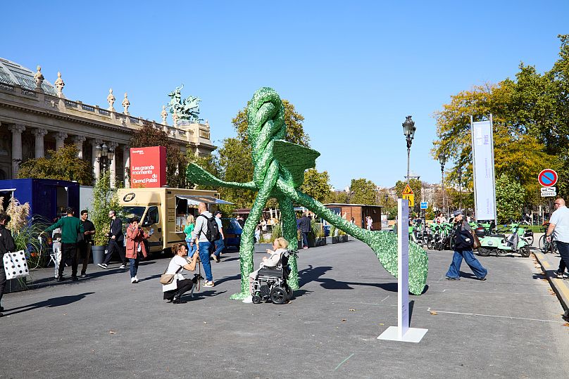 BALMYWISECRACK (2010) de John Chamberlain, une sculpture en aluminium à grande échelle, présentée avenue Winston Churchill. 