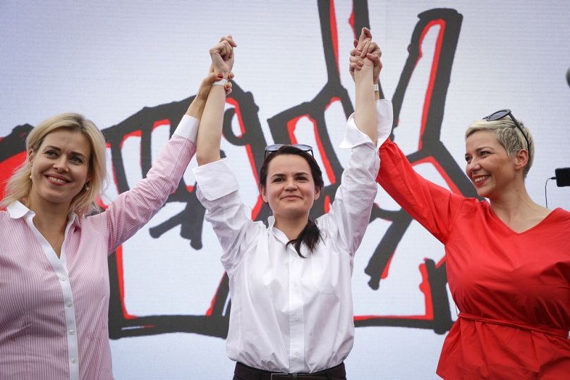 La militante Maria Kolesnikova, la candidate à la présidentielle Sviatlana Tsikhanouskaya et Veronkika Tsepkala font un geste lors d'un rassemblement à Minsk, le 19 juillet 2020.