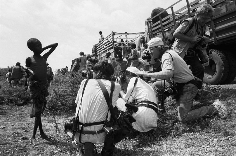 Des photojournalistes occidentaux prennent en photo un enfant affamé pendant la famine de 1992 provoquée par la guerre civile en Somalie.