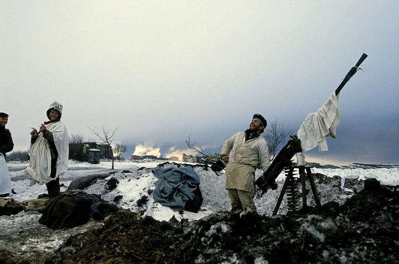 Un soldat tchétchène rit après avoir repoussé une attaque russe dans la banlieue de Grozny en décembre 1994.