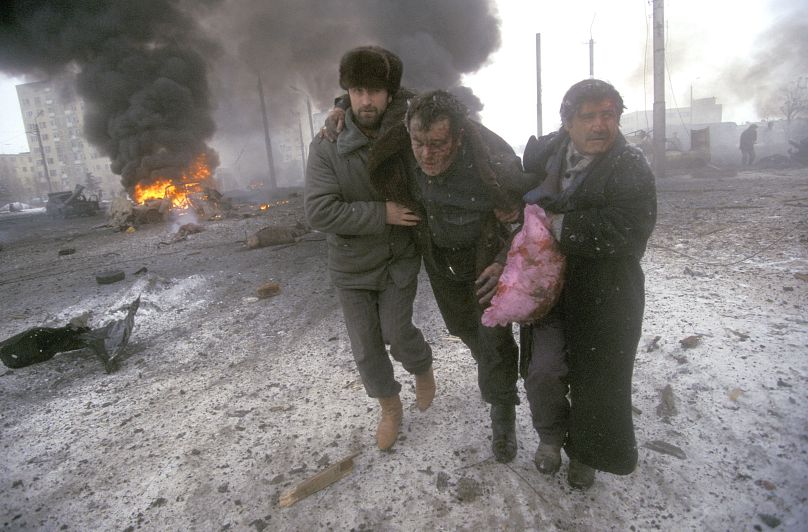 Un civil blessé est mis en sécurité après un bombardement russe qui a tué 18 personnes, dont la photographe américaine Cynthia Elbaum.