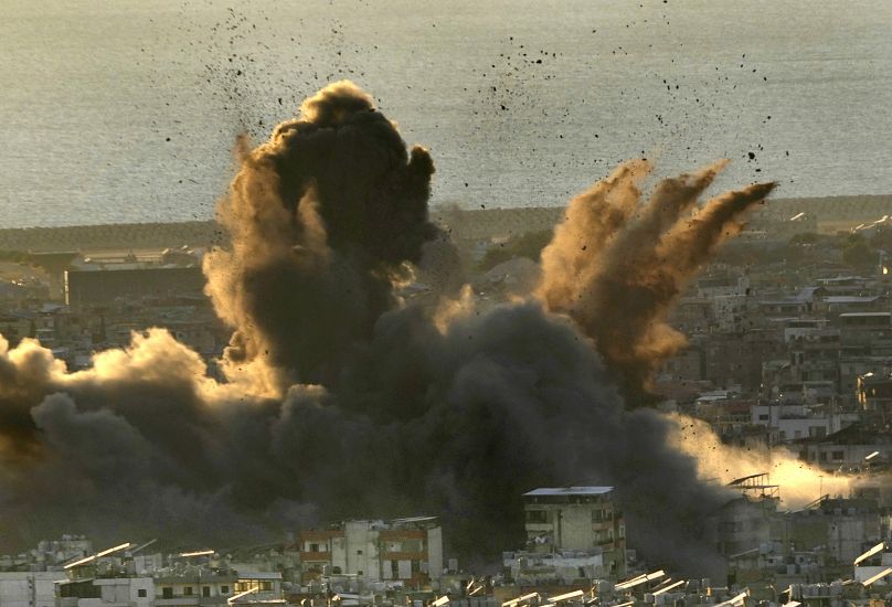 De la fumée s'élève des frappes aériennes israéliennes sur Dahiyeh, dans la banlieue sud de Beyrouth, le 19 octobre 2024.