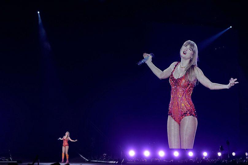 Taylor Swift se produit à la Paris Le Defense Arena dans le cadre de son concert Eras Tour à Paris, le jeudi 9 mai 2024