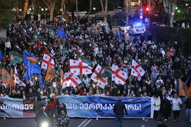 Des manifestants défilent lors d'un rassemblement de l'opposition en prévision des prochaines élections législatives en Géorgie, le 20 octobre 2024.