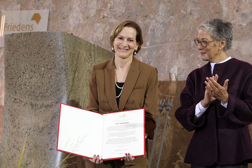 Anne Applebaum, à gauche, reçoit le Prix de la paix du commerce du livre allemand décerné par Karin Schmidt-Friderichs, responsable de l'Association allemande des éditeurs et libraires 