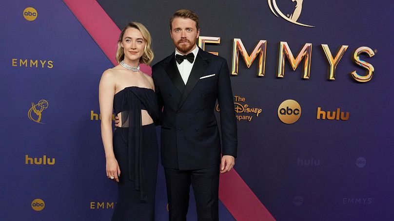 Saoirse Ronan et Jack Lowden posent pour un portrait sur le tapis rouge de la 76e cérémonie des Emmy Awards - dimanche 15 septembre 2024