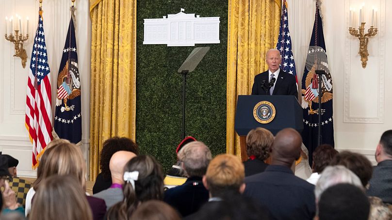 Le président Joe Biden s'exprime lors d'une réception nationale consacrée aux arts et aux sciences humaines dans la salle Est de la Maison Blanche à Washington.