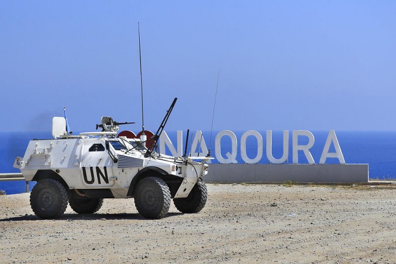 Un véhicule de la Force intérimaire des Nations Unies au Liban (FINUL) patrouille dans la ville frontalière sud-libano-israélienne de Naqoura, au Liban,