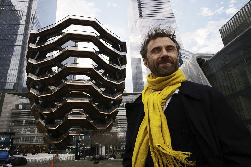 Le designer britannique Thomas Heatherwick pose devant le navire le jour de son ouverture aux Hudson Yards à New York, 2019.