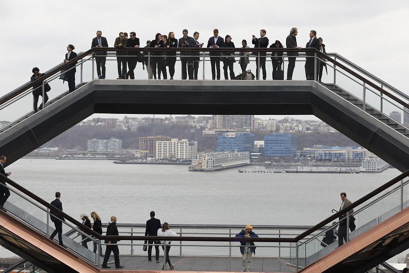 Les visiteurs du navire montent ses escaliers le jour de son ouverture aux Hudson Yards à New York, 2019.