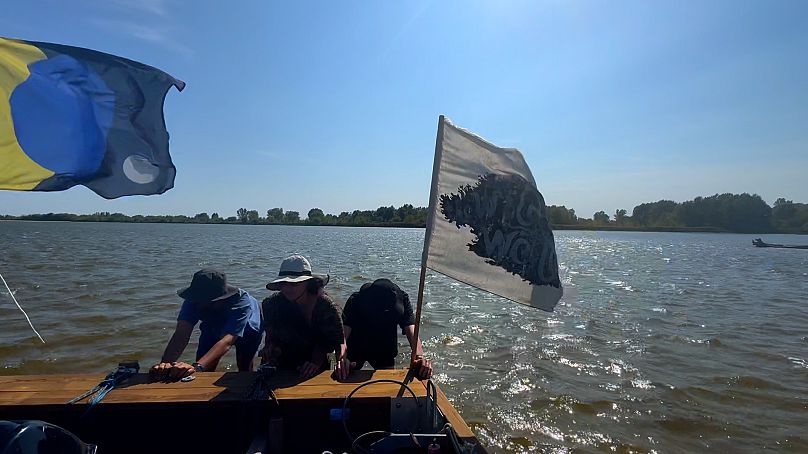 Sur chaque bateau, des artistes partagent leurs créations artistiques et interagissent avec les riverains