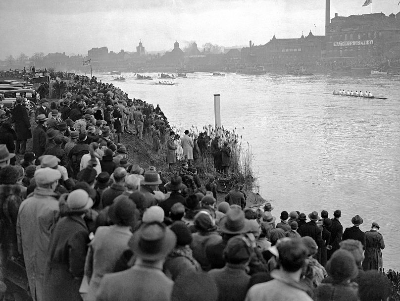 500 000 personnes se pressent sur le parcours pour assister à la victoire de Cambridge en 1934