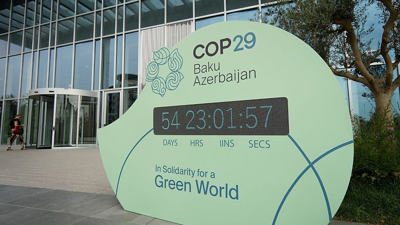 Le temps presse pour la conférence sur le climat COP29 devant le siège de Bakou, en Azerbaïdjan, le 17 septembre 2024. 