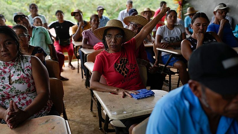 Jeronima Figueroa lève la main lors d'une réunion avec des représentants du canal de Panama au sujet d'un projet de barrage sur le fleuve Indio, août. 31, 2024.