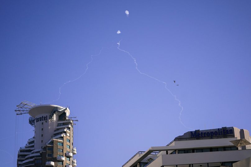 Le système antimissile israélien Iron Dome intercepte des roquettes au-dessus de Tel Aviv